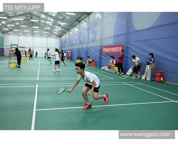 羽毛球世界冠军亲授技巧点燃校园体育节热情学子跃动赛场